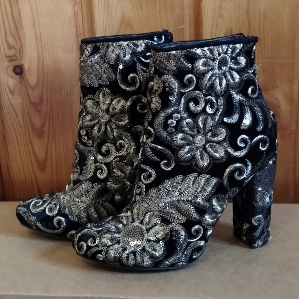 Wild Diva Embroidered and Sequin boho back Zip Heeled Bootie size 6.5